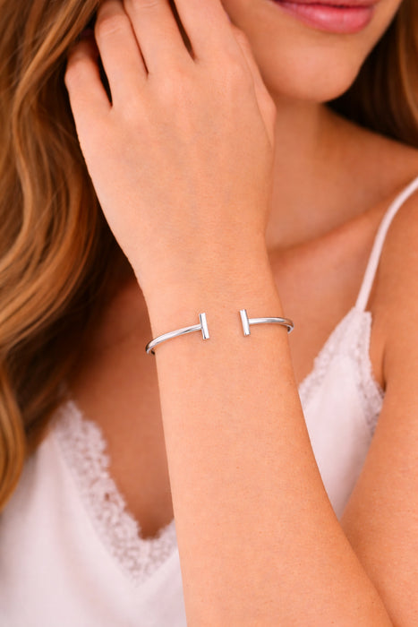 Bracelete Bangle Aberto em Prata 925 com Detalhe Haste T — Minimalista e Elegante