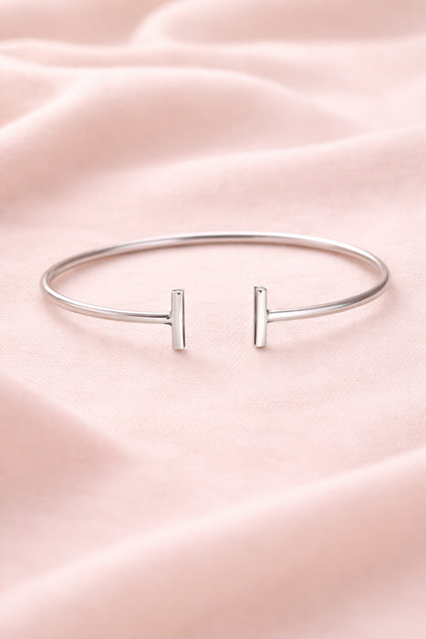 Bracelete Bangle Aberto em Prata 925 com Detalhe Haste T — Minimalista e Elegante
