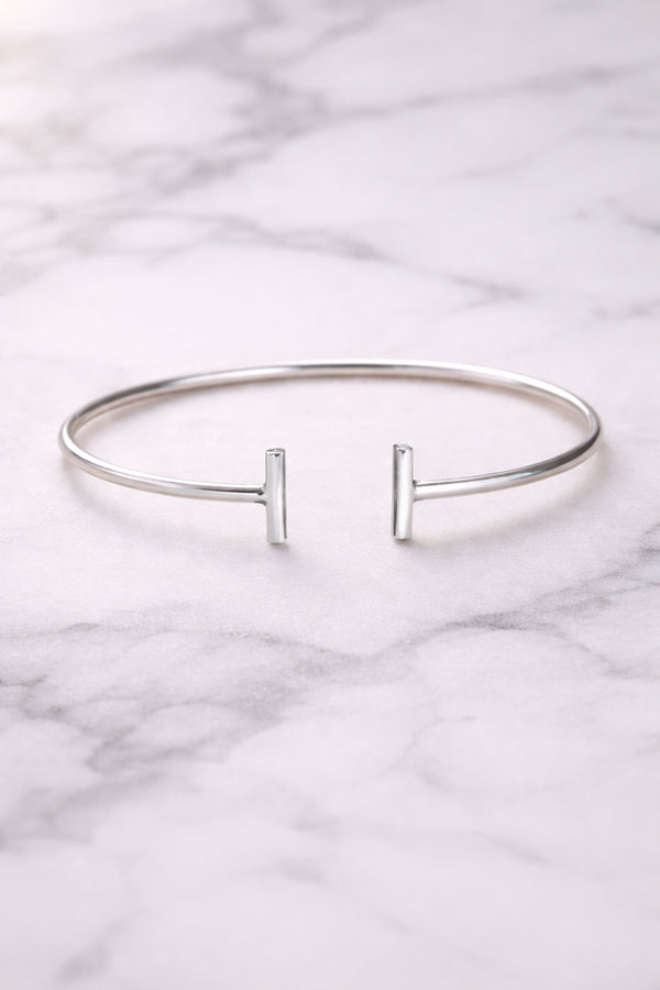 Bracelete Bangle Aberto em Prata 925 com Detalhe Haste T — Minimalista e Elegante