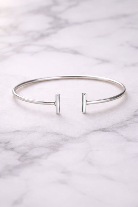 Bracelete Bangle Aberto em Prata 925 com Detalhe Haste T — Minimalista e Elegante